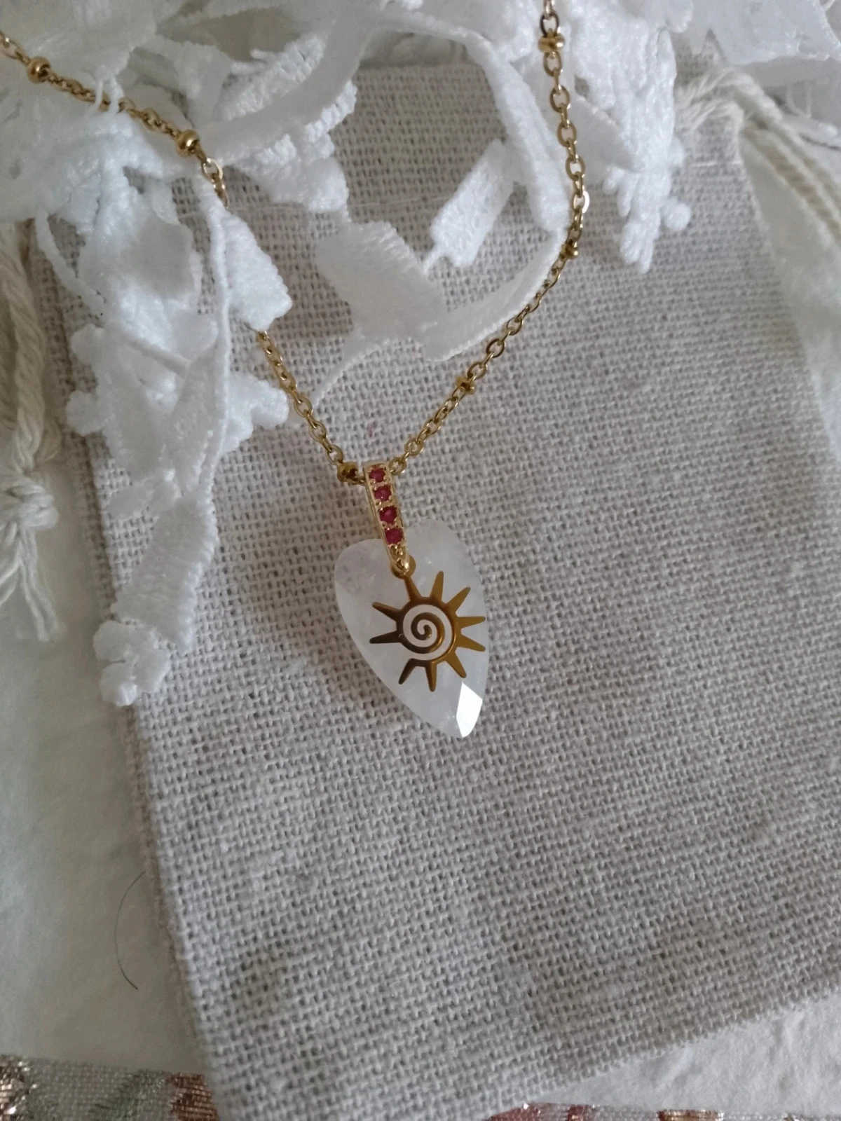 Collier pendentif en pierre blanche avec soleil doré